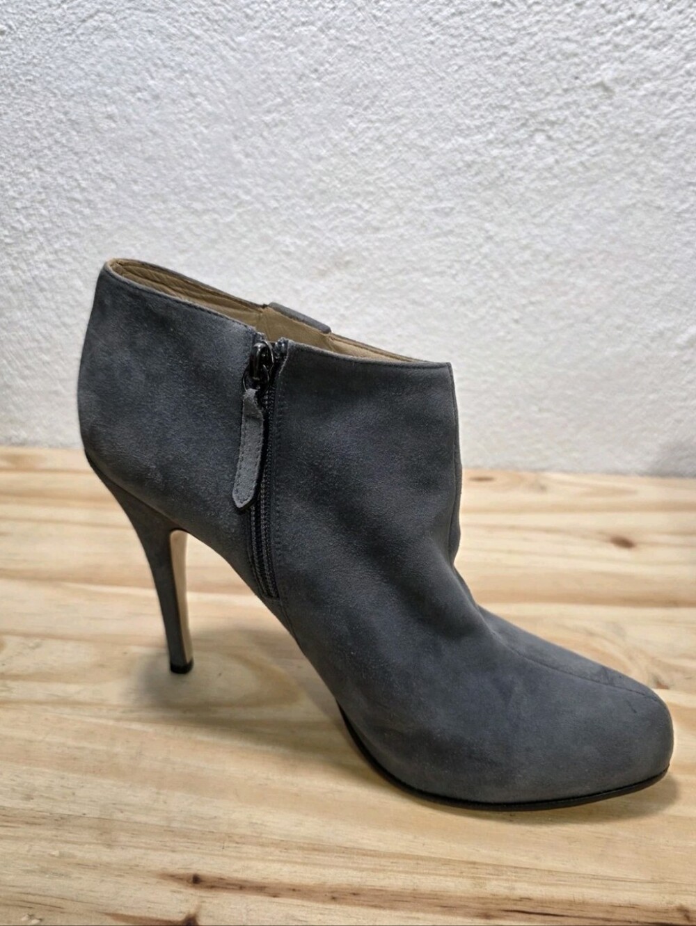 Valentino Garavani Gray Suede Bow Booties Size 8.5 - Picture 5 of 16
